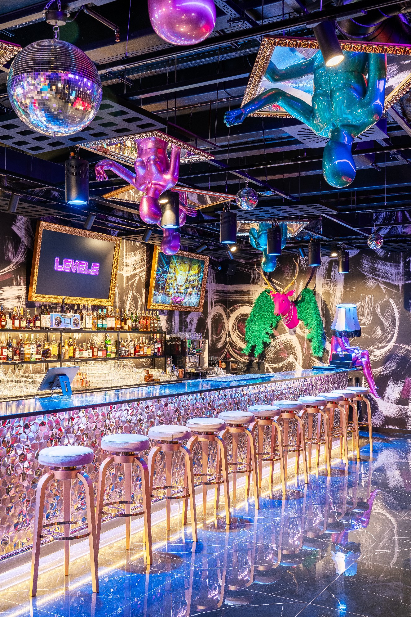 Levels stag bar
